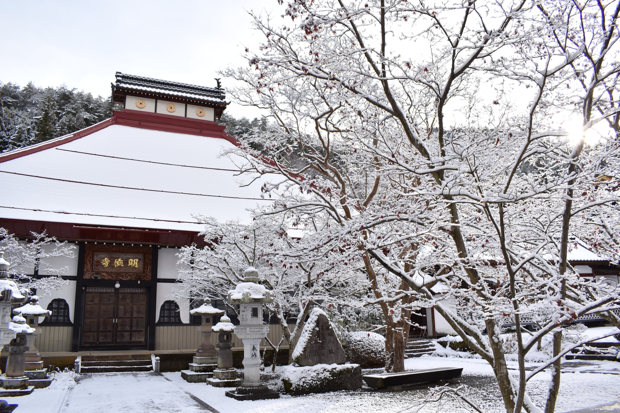 雪に覆われた冬の明徳寺本堂